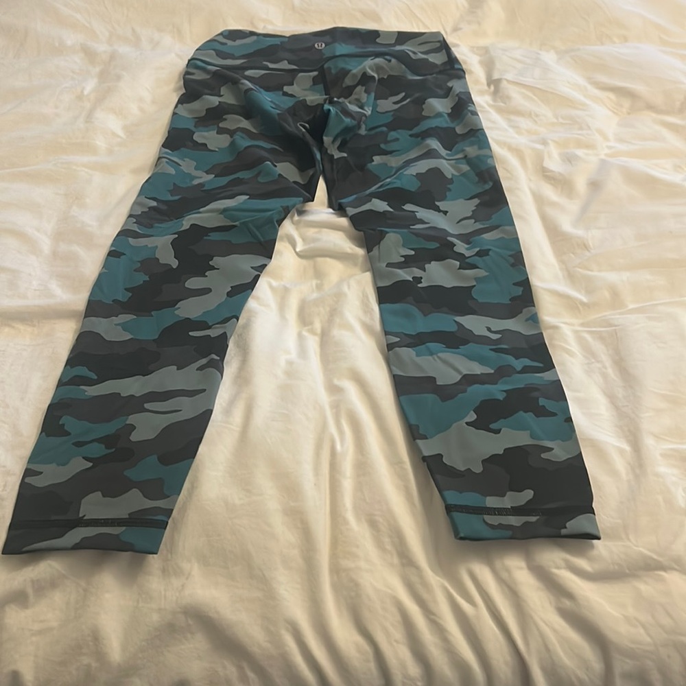 Lululemon camo pants size 8